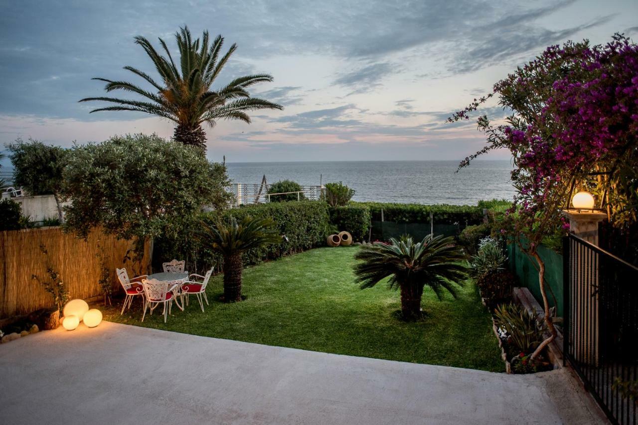 Oikia Eleanthi - Beachfront Garden Home! Mytikas  Bagian luar foto