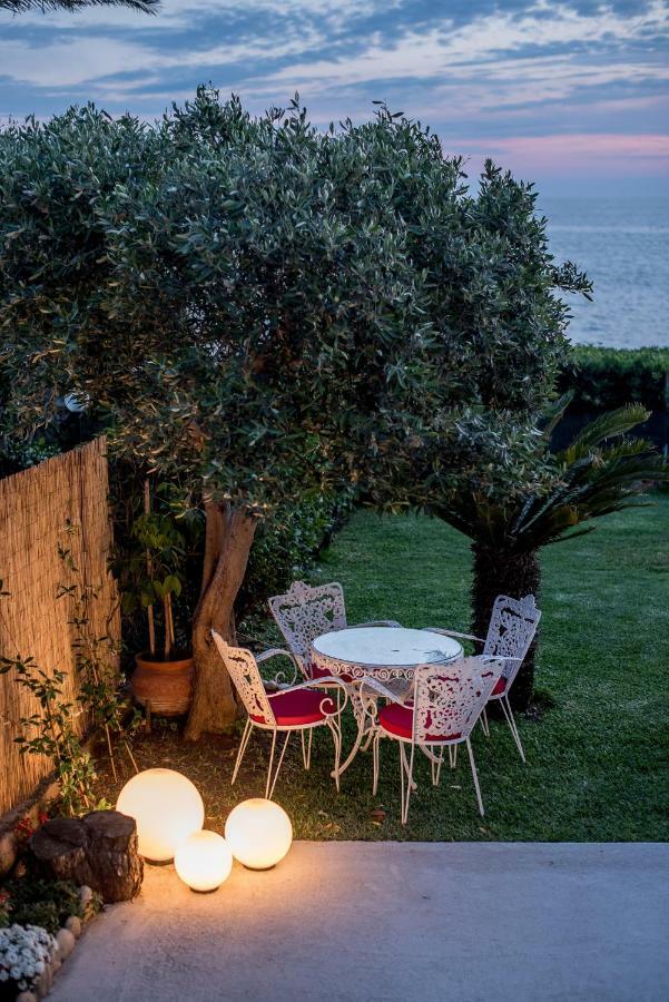 Oikia Eleanthi - Beachfront Garden Home! Mytikas  Bagian luar foto