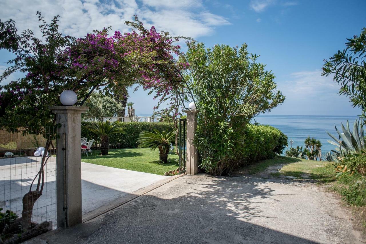 Oikia Eleanthi - Beachfront Garden Home! Mytikas  Bagian luar foto